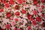 Tissu : bouquet de roses sur fond beige rosé